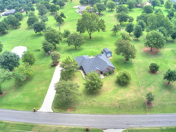 2nd image of 845 Oaklawn Dr