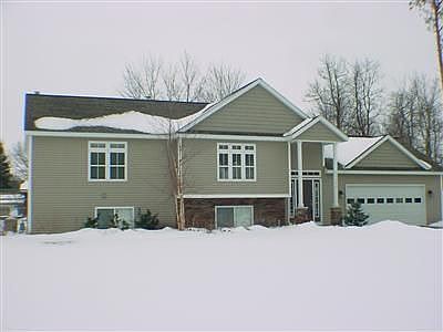 3 Bedroom, 2 bath split-level in a great neighborhood!