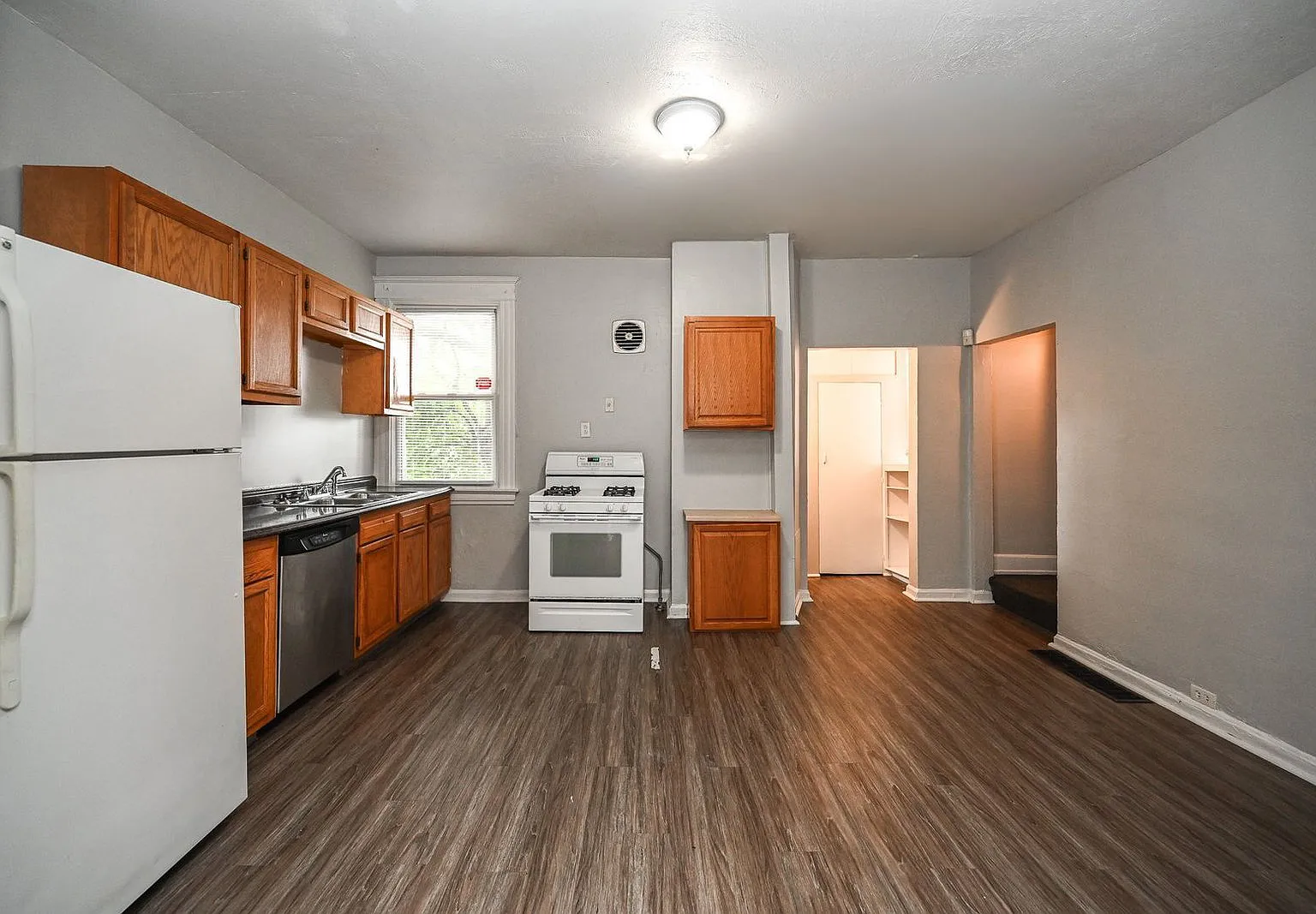 3 bed, 1.0 bath, 1416 sqft, $2,199 — Photo 2