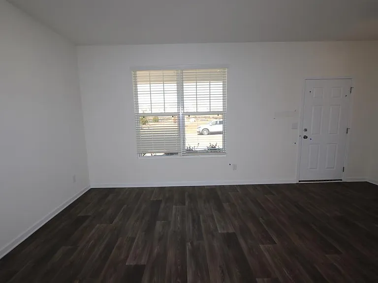 342 Rayland St — Photo 7