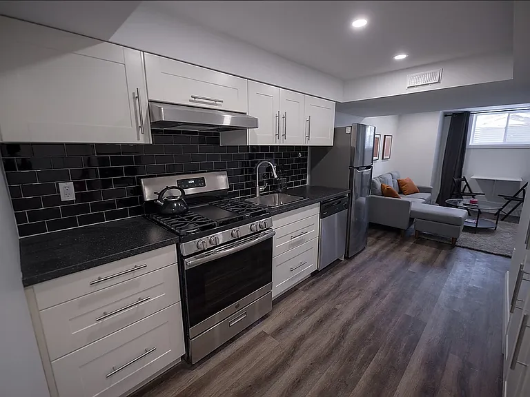 858 Bronson Ave — Photo 13