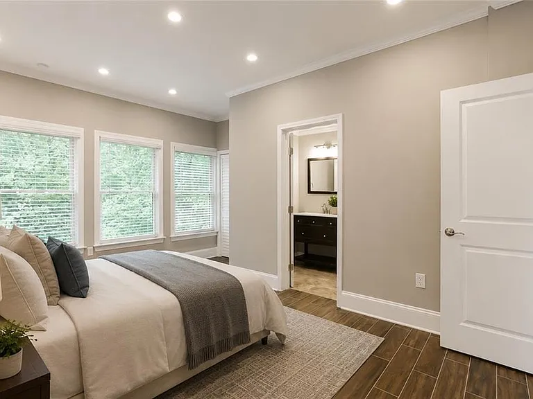914 Canterbury Ln NE — Photo 8
