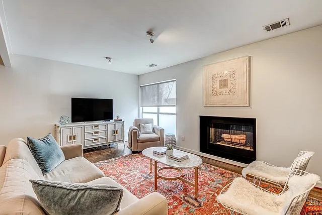 2 bed, 1293 sqft, $3,100 — Photo 2