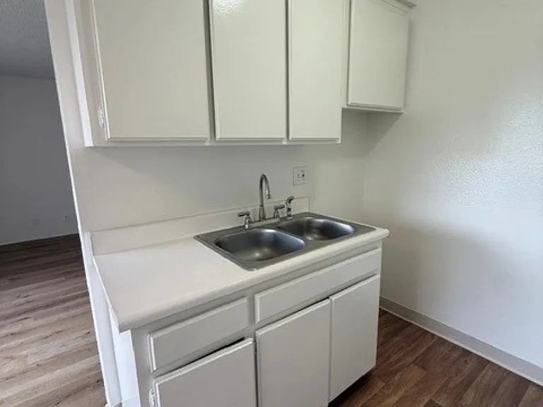 Marquis Apartments — Photo 21