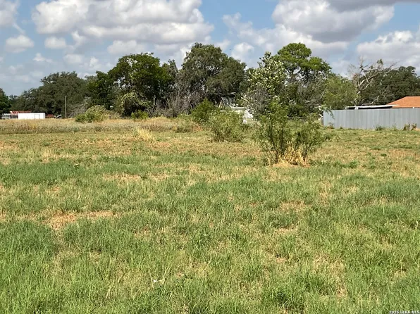 000 Libold, Devine, TX 78016