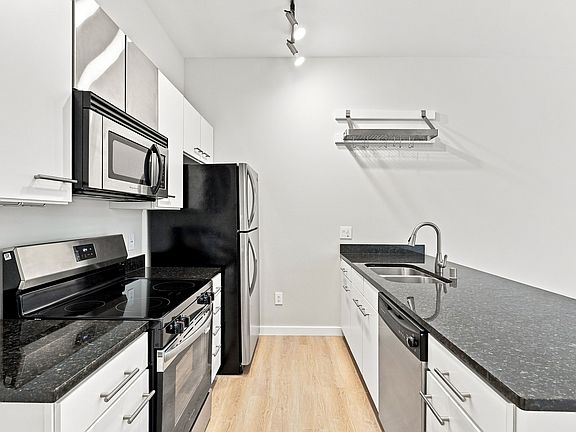 5th image of 3025 Bryan St APT 2H