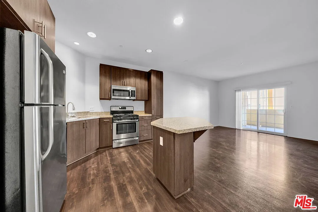 1 bed, 1.0 bath, 715 sqft, $2,195 — Photo 3