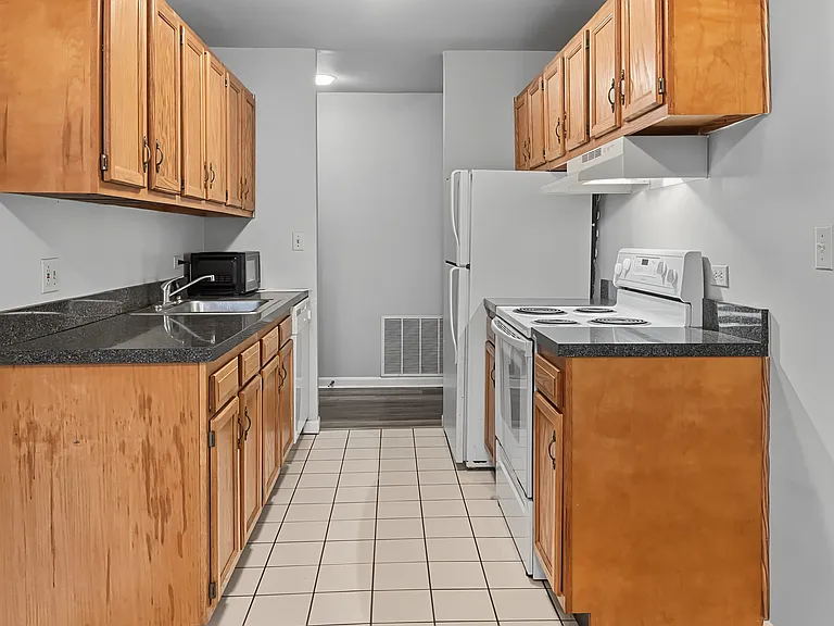 1833 Four Lakes Ave #2M — Photo 9