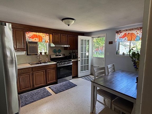 3rd image of 22 Hurley Cir