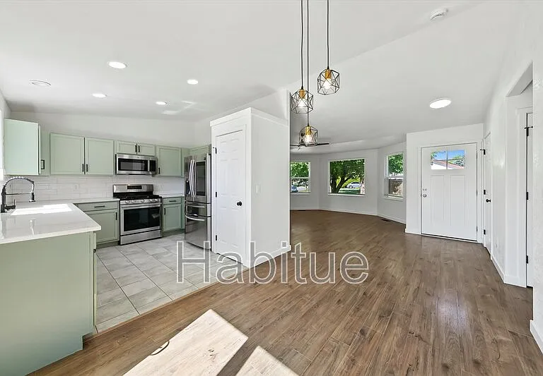 2041 E Oakridge Ct — Photo 9