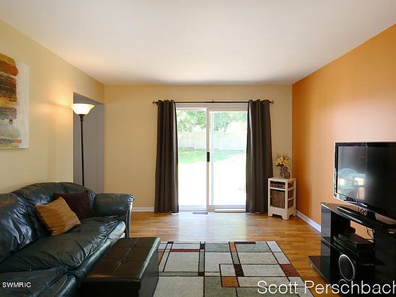 3rd image of 1626 Carlton Ave NE