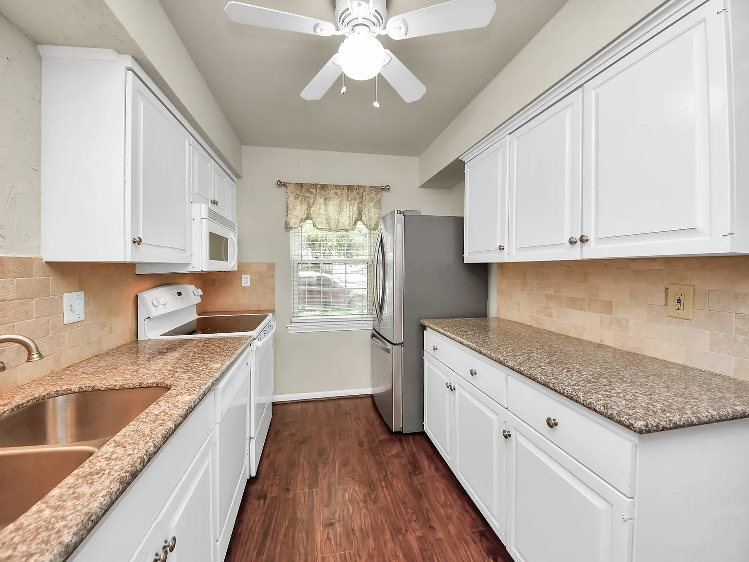 2 bed, 1.5 bath, 1056 sqft, $1,800 — Photo 3