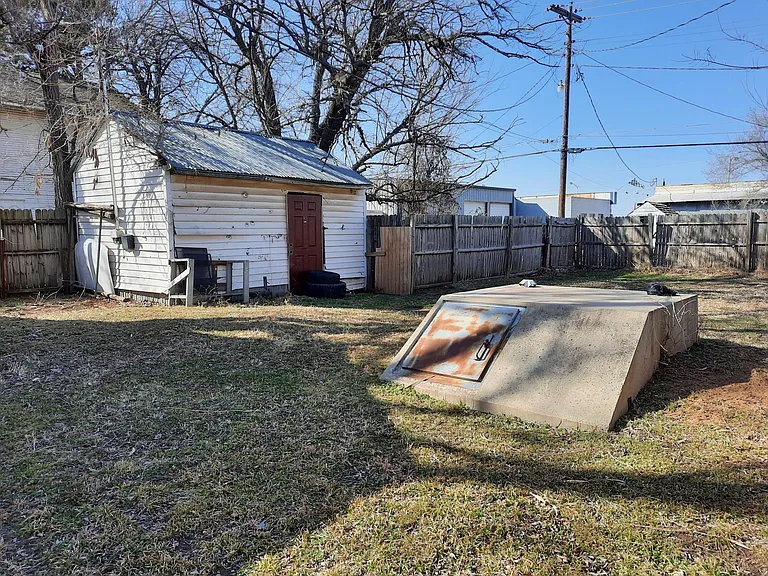812 E Walnut St — Photo 2
