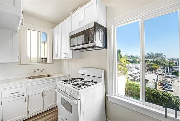 1918 Grace Ave #3 — Photo 2
