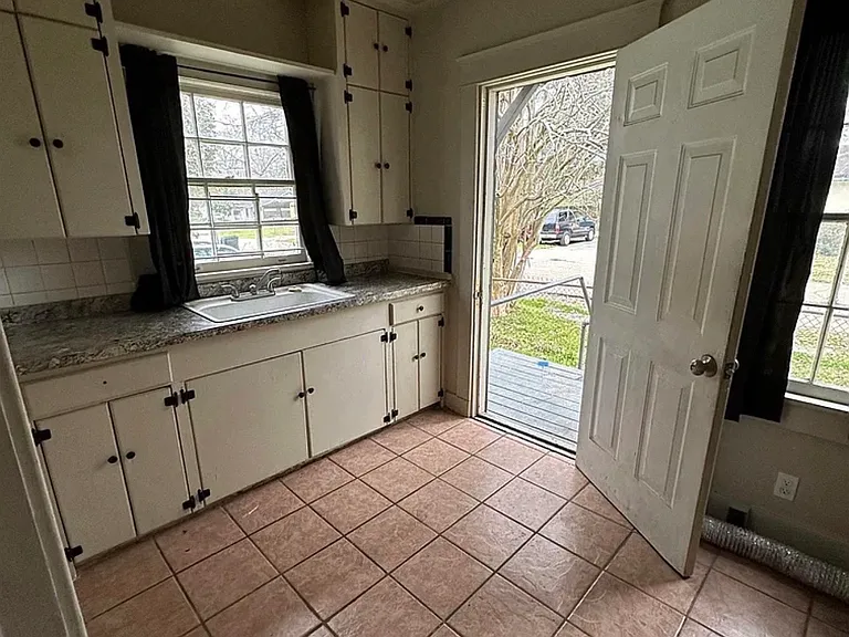 2908 N Foster Dr — Photo 7