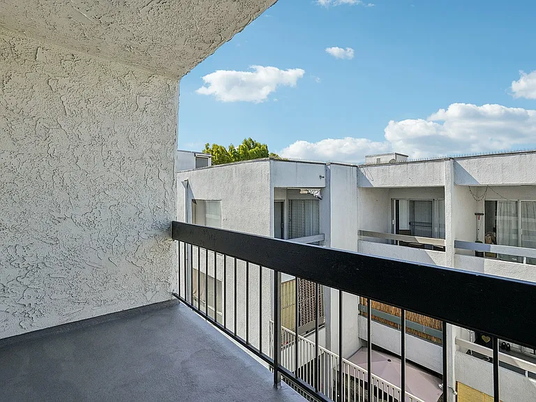 2x1 Balcony