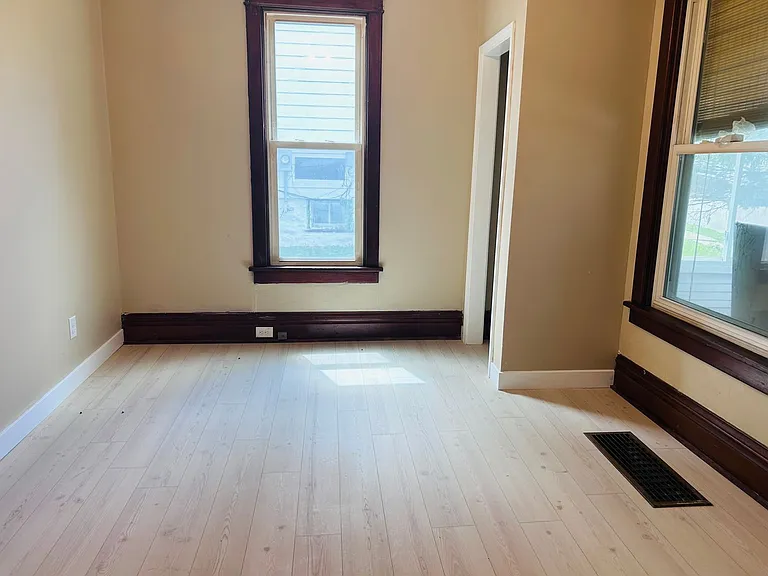 440 Winona St — Photo 5