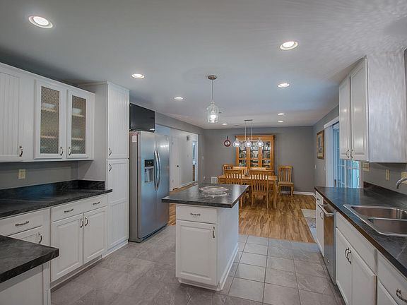 3rd image of 15686 Parkwood Dr S