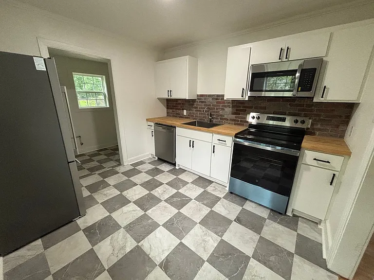 213 Kelly St — Photo 15