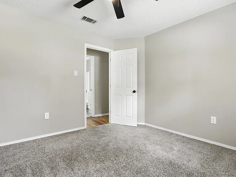1614 Calgary Trl — Photo 19