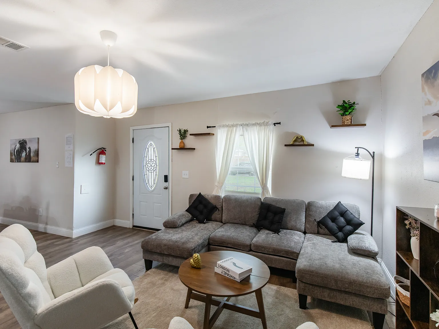 5 bed, 2200 sqft, $4,500 — Photo 3