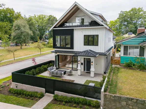2307 E 3rd Ave, Vancouver, BC V6K 1L6