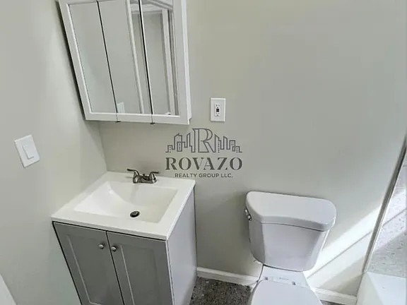 666 Grove St #2R — photo 4 of 5