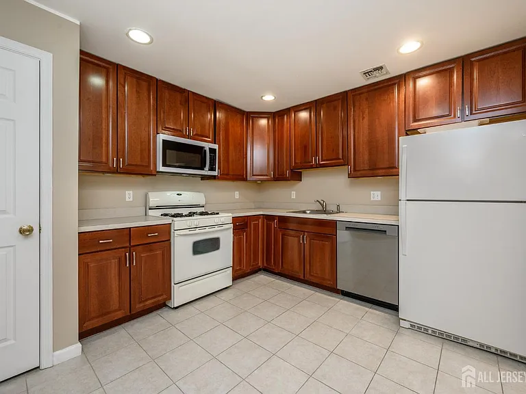 303 Pinelli Dr — Photo 9