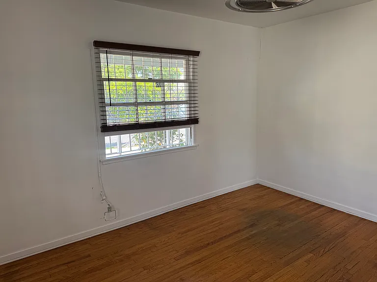 878 Warren Ave — Photo 8