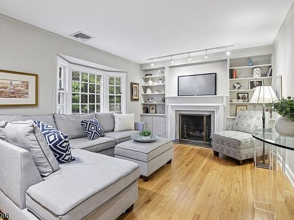 3rd image of 31 Knollwood Ave