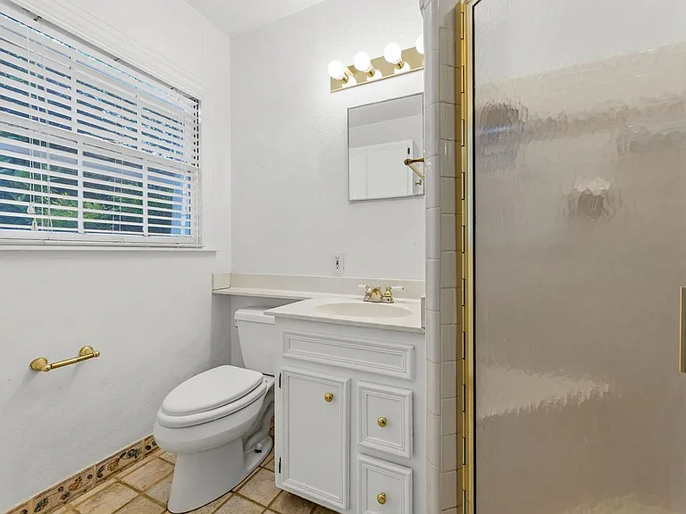 3810 Avenue H — Photo 26