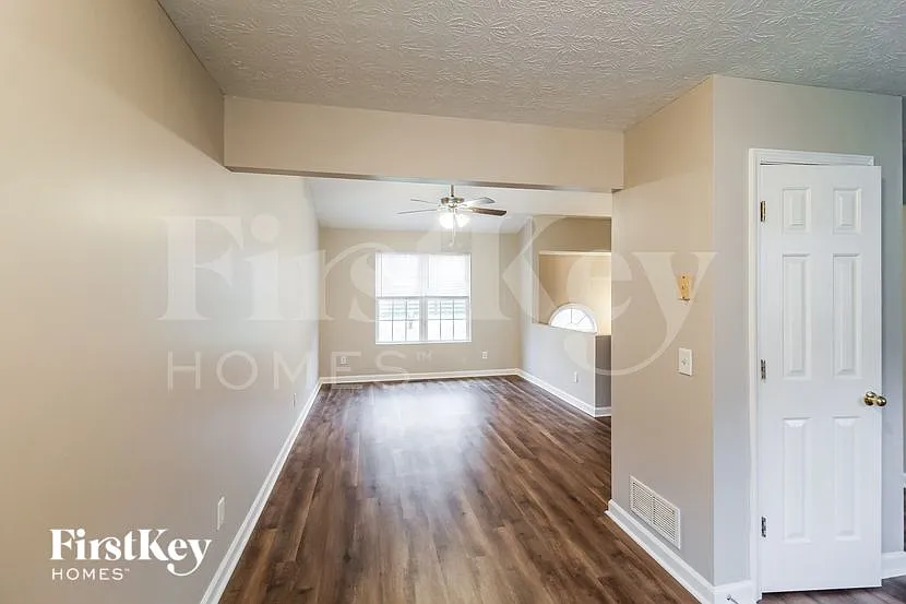 3 bed, 2.0 bath, 1572 sqft, $2,285 — Photo 4