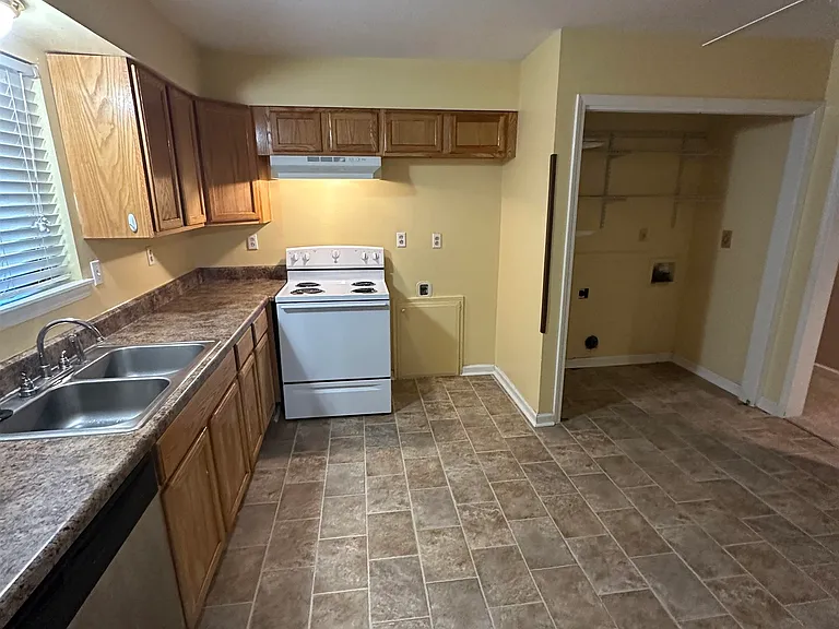 7032 Pam Dr — Photo 3