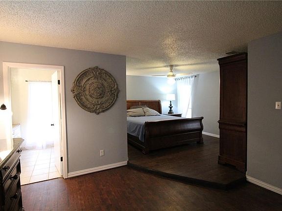 5th image of 903 Oakridge Dr