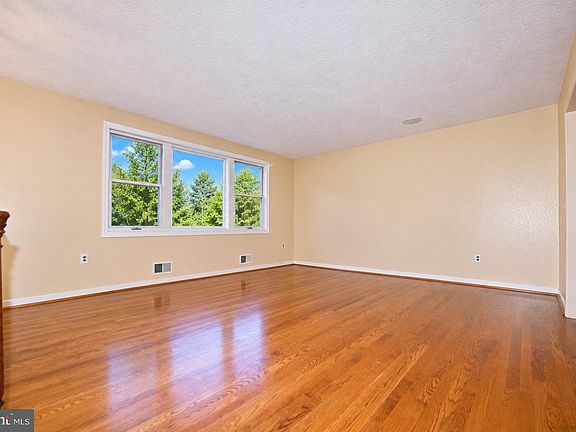 5th image of 37970 Seneca Ct