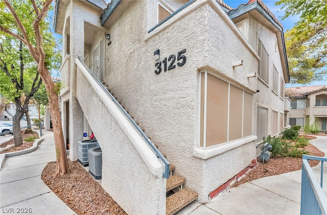 2 bed, 2.0 bath, 1020 sqft, $1,300 — Photo 2