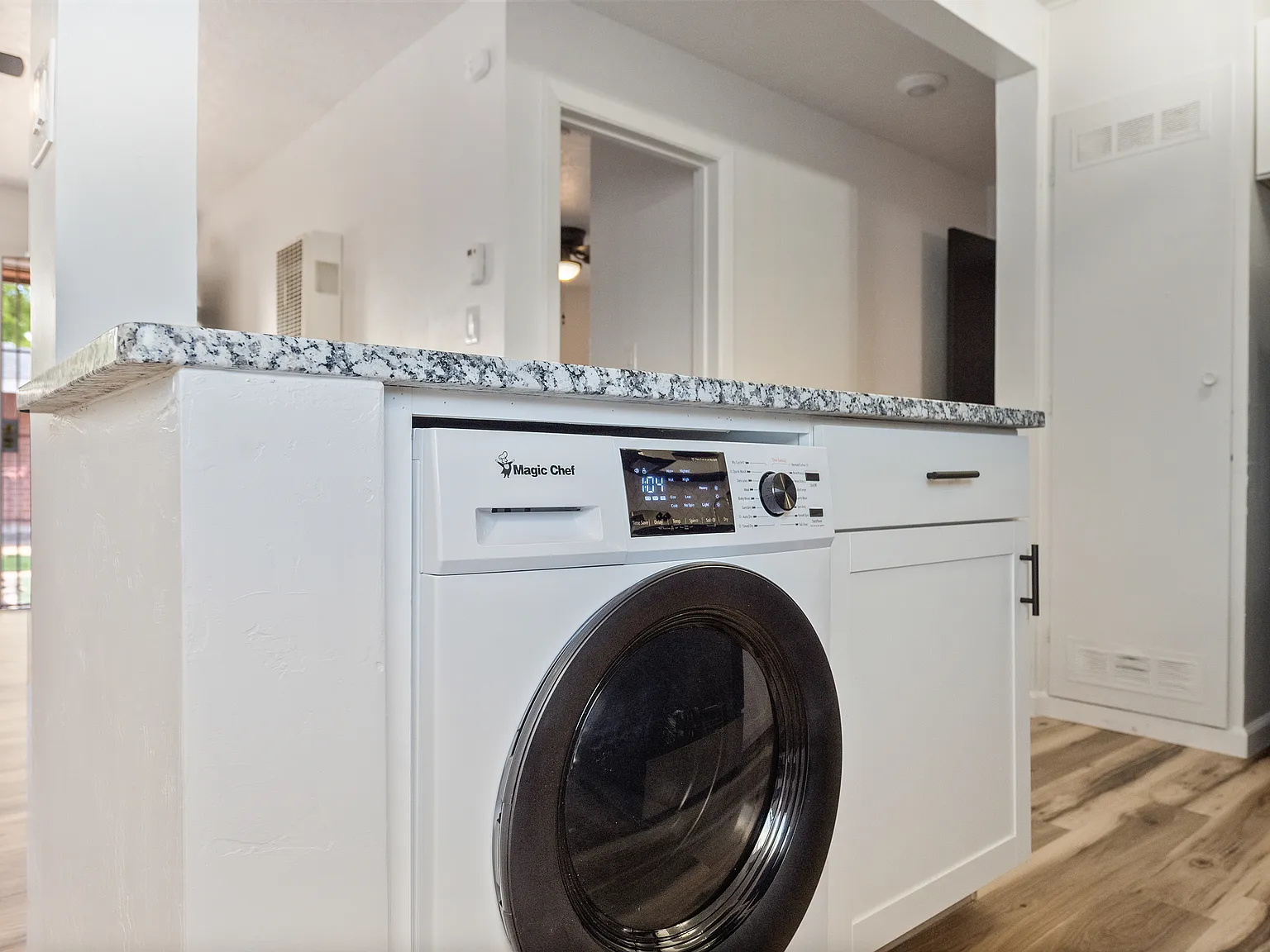 Modern 1 Bedroom Near UNM with Private Yard & Washer Dryer — Photo 4