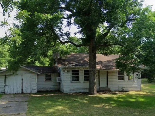 909 E 10th St, Bonham, TX 75418