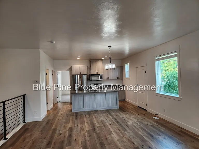 1664 S Higbee Ave — Photo 2