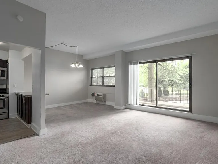Courtside Square Apartments and Suites — Photo 9