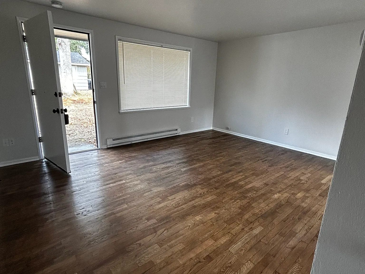 2 bed, 700 sqft, $1,600 — Photo 2