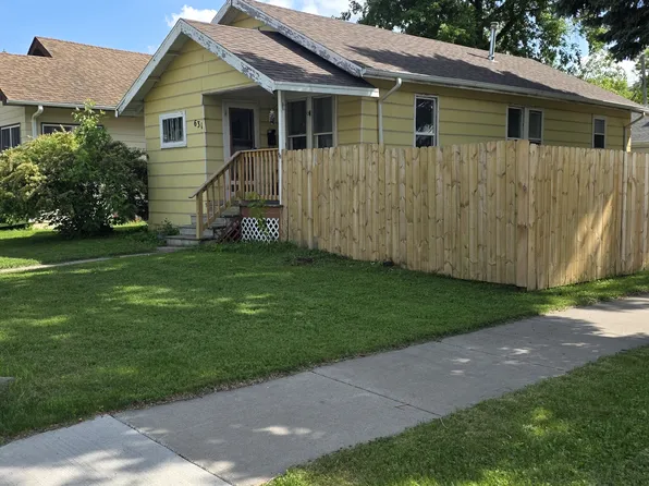 631 N 6th St, Grand Forks, ND 58203