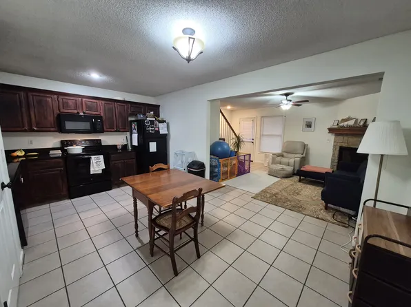 822 E 167th Ct, Gardner, KS 66030