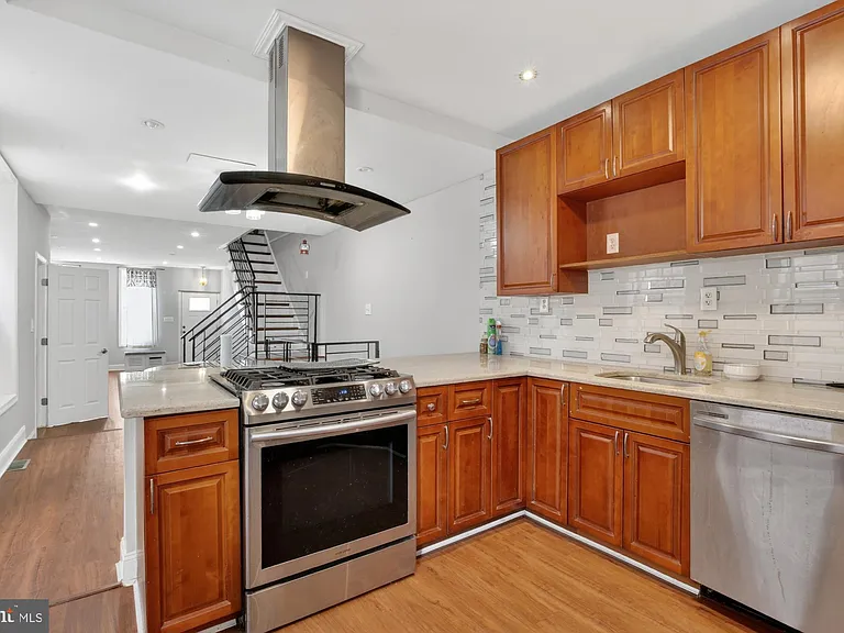 2319 E Somerset St — Photo 9