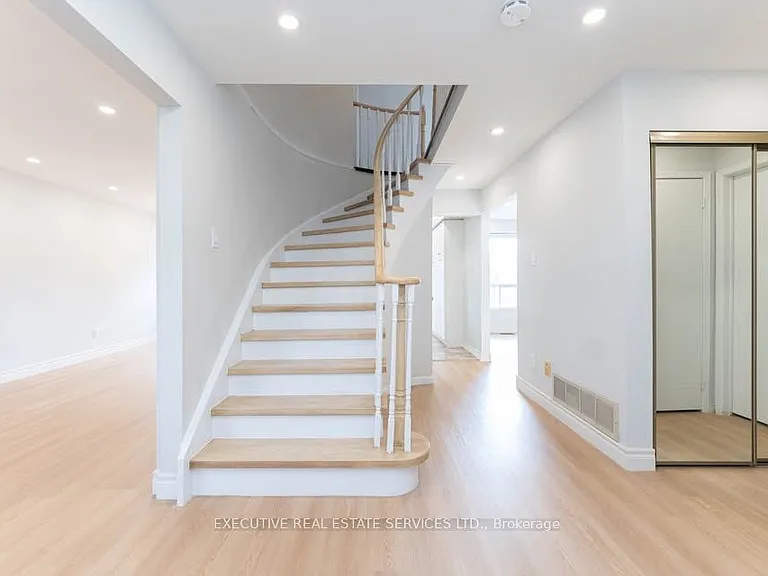 11 Upland Dr #UPPER — Photo 6
