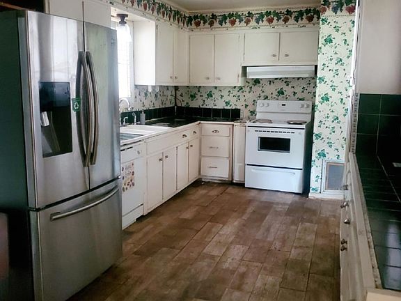 5th image of 155 Cherry Dr