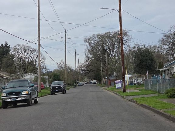 4th image of 2375 Hyde St SE