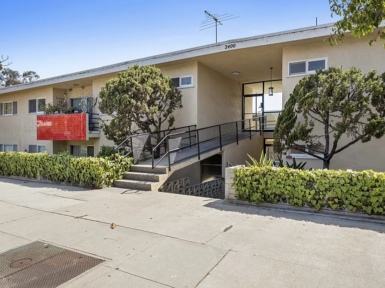2400 Beverley Ave #5 — Photo 13
