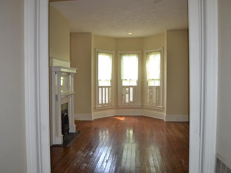 411 E Huntingdon St — Photo 3