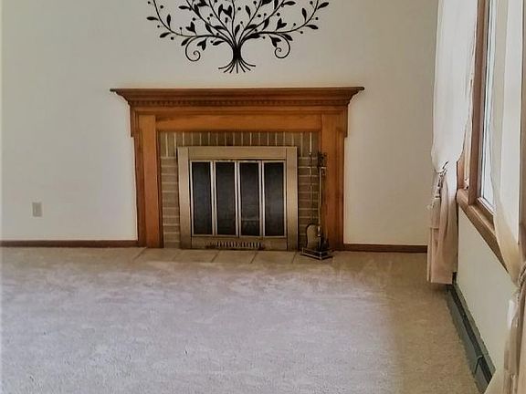 Living Room - w view to lake